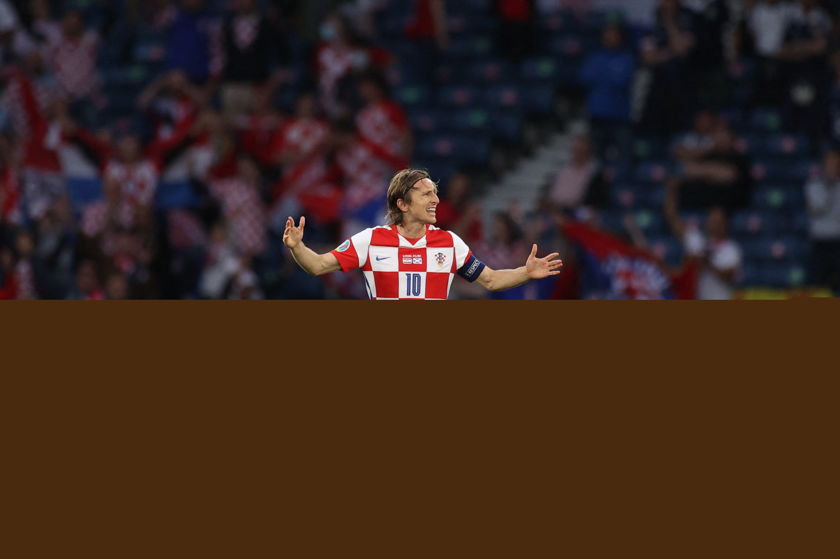 CBA：深圳男篮三分爆发 主场胜上海