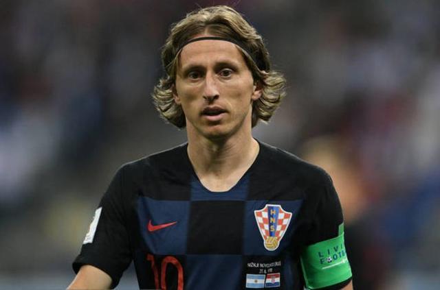 足球中超队长带伤上阵，拼劲获赞